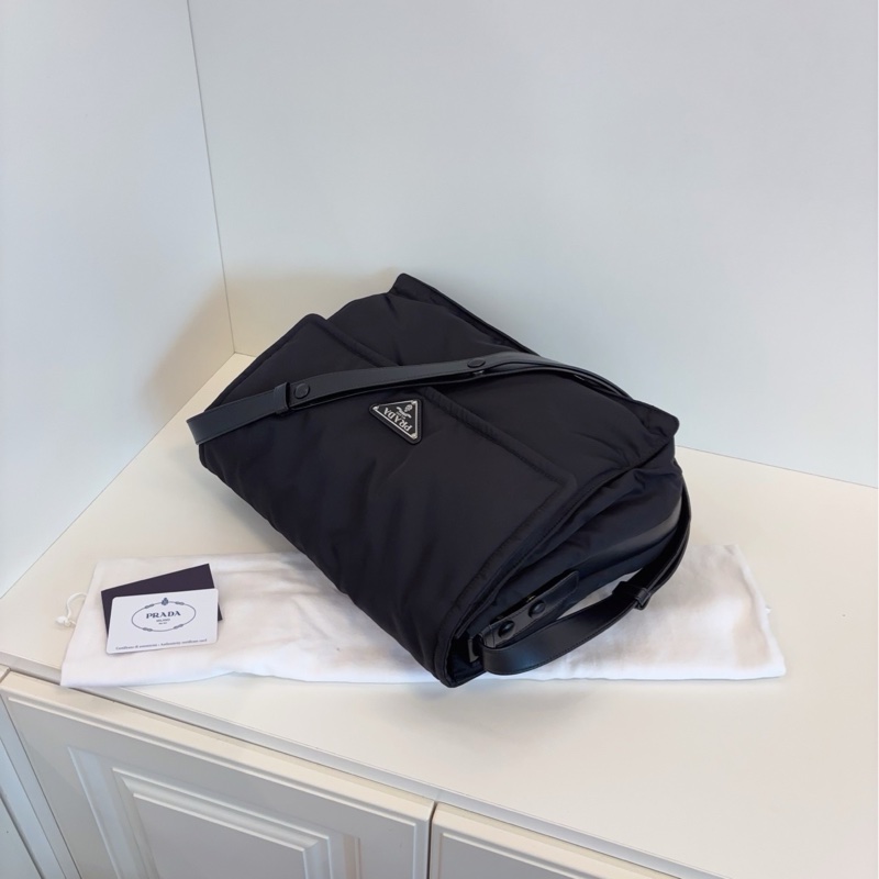 ✨Prada 黑銀郵差包 99新閒置 有保卡 晶片款 專櫃10萬 男女背都超級酷🖤-6