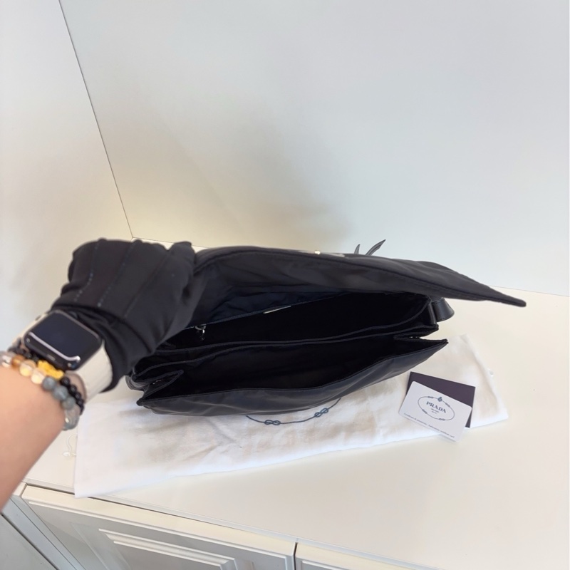 ✨Prada 黑銀郵差包 99新閒置 有保卡 晶片款 專櫃10萬 男女背都超級酷🖤-8
