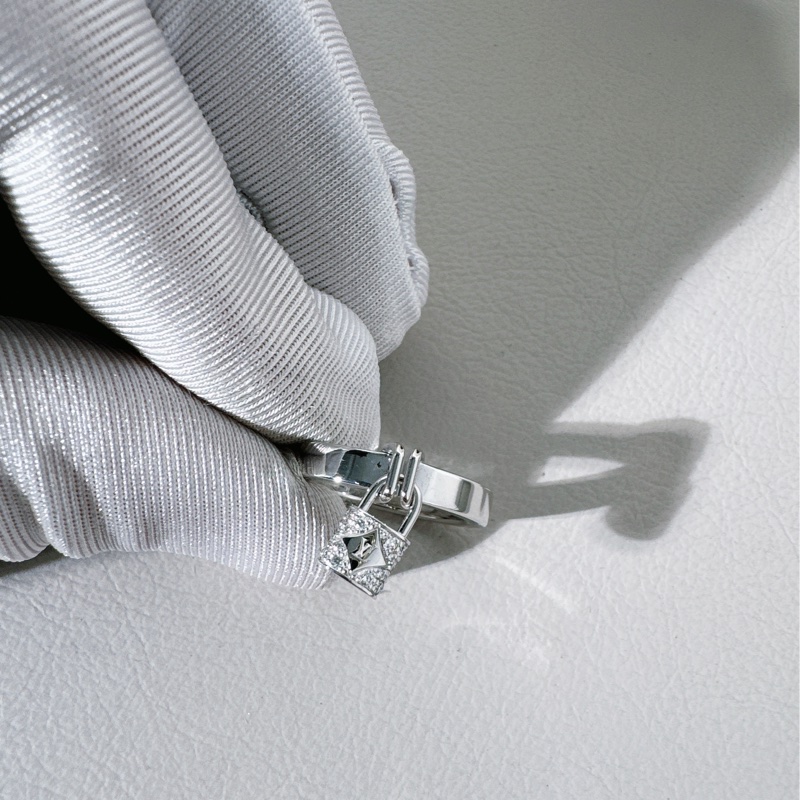 路易威登 Lockit系列 白金滿鑽鎖頭戒指-3