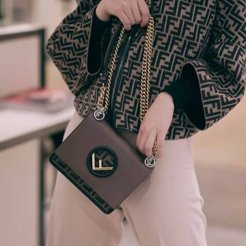 Fendi Kan I F棕色肩背老花斜背包19*15*7.5cm 98新配件塵袋