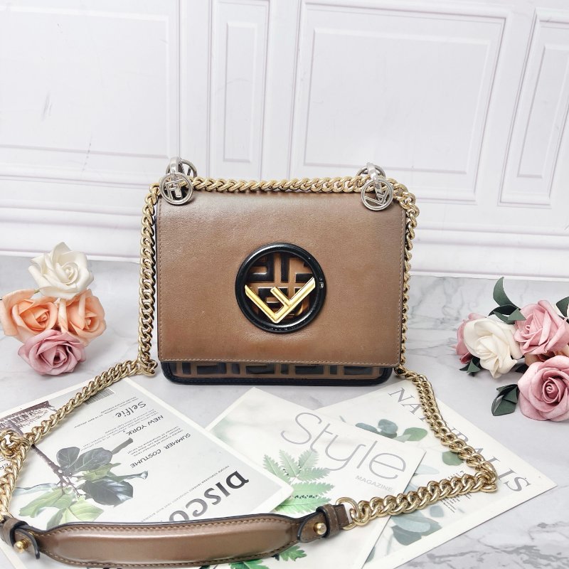 Fendi Kan I F棕色肩背老花斜背包19*15*7.5cm 98新配件塵袋-1