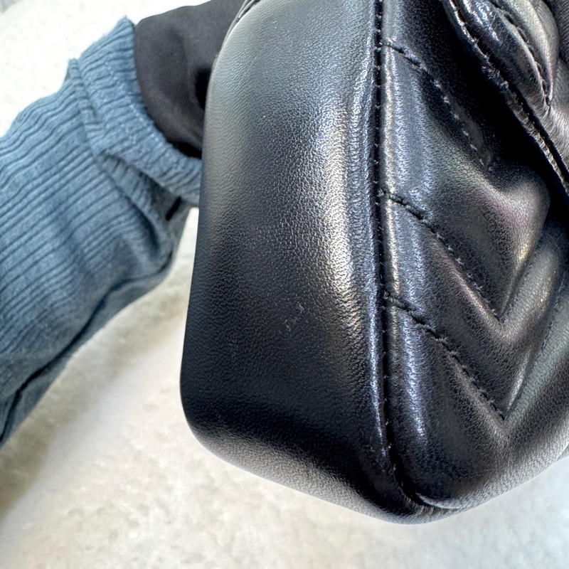 古馳Marmont小包 GUCCI 黑色羔羊皮淡金釦迷你斜背包 經典雙G鏈條包 841290-11