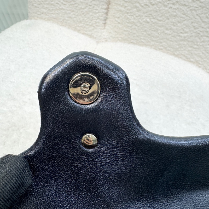 古馳Marmont小包 GUCCI 黑色羔羊皮淡金釦迷你斜背包 經典雙G鏈條包 841290-18