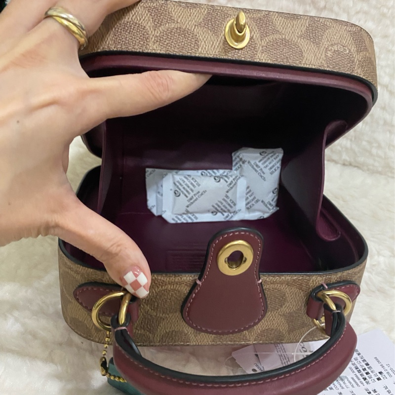 未使用 coach 手提肩背硬殼包(原價28800元)-29