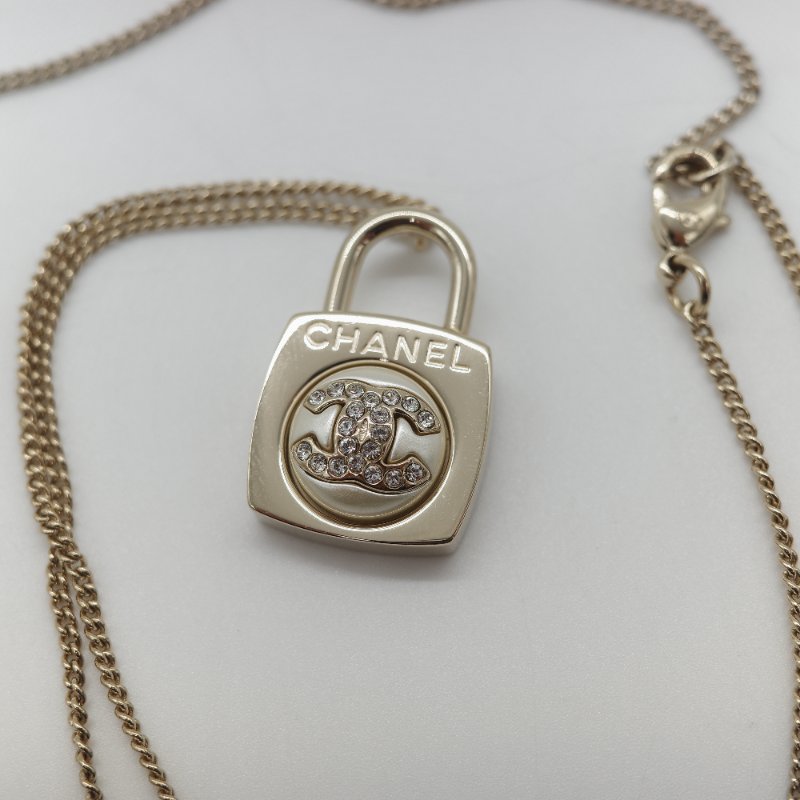 Chanel 香奈兒 CC Logo 水鑽 淡金色 鎖頭 項鍊-1