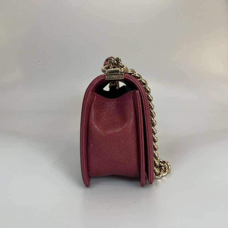 CHANEL BOY25酒紅荔枝V字紋側肩包-3