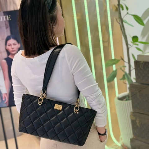 Chanel • 稀有黑金牛皮小Logo肩背包