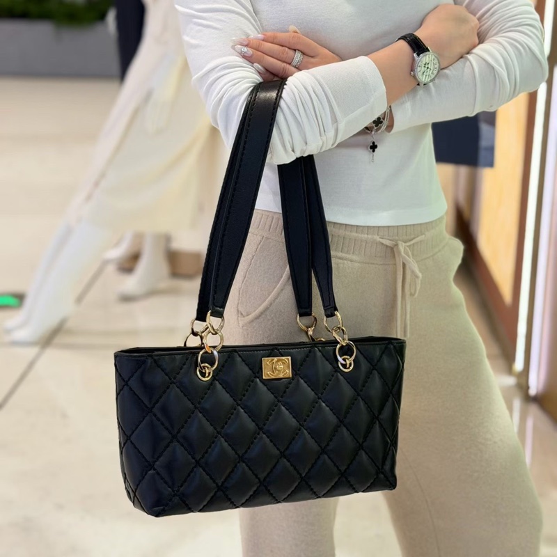 Chanel • 稀有黑金牛皮小Logo肩背包-1