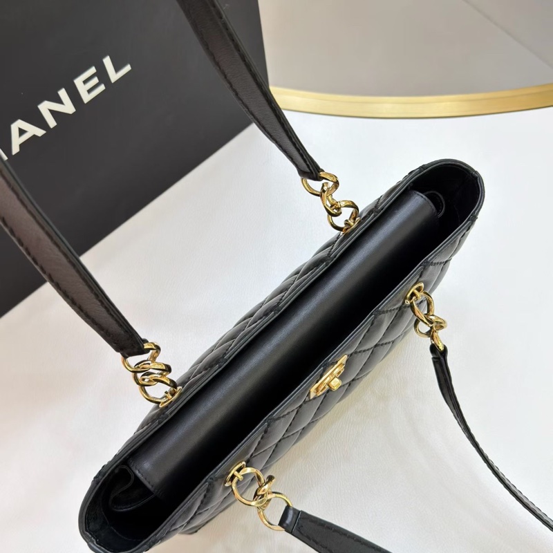 Chanel • 稀有黑金牛皮小Logo肩背包-8