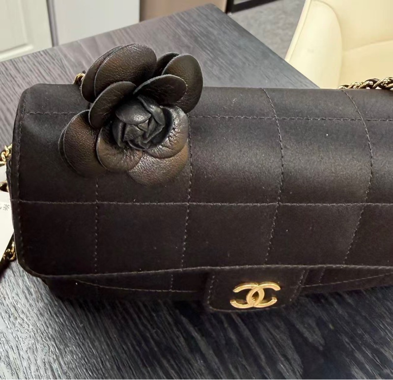 Chanel • 稀有黑金緞面山茶花Mini Cf-1