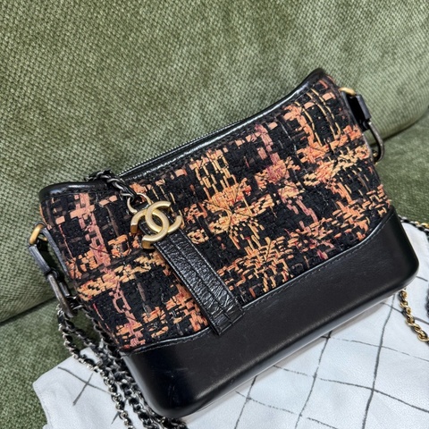 Chanel • 經典Gabrielle 黑金毛呢流浪包小號