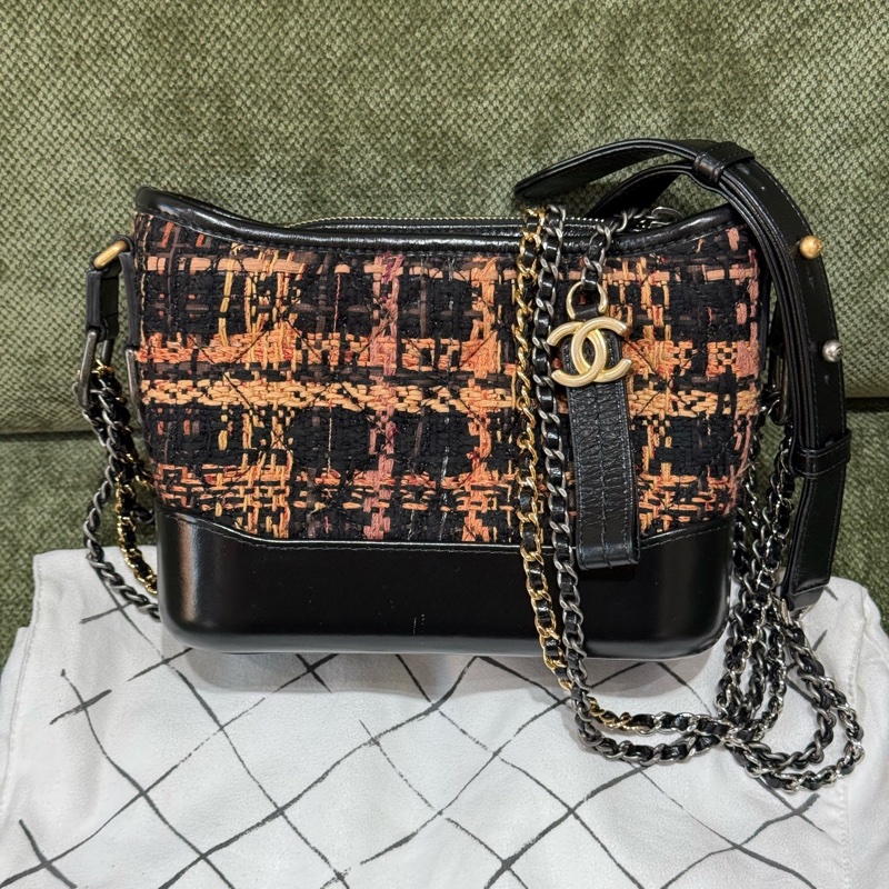 Chanel • 經典Gabrielle 黑金毛呢流浪包小號-1