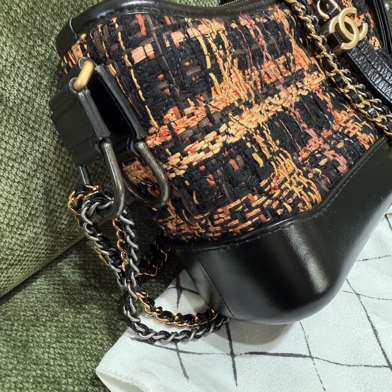 Chanel • 經典Gabrielle 黑金毛呢流浪包小號-2