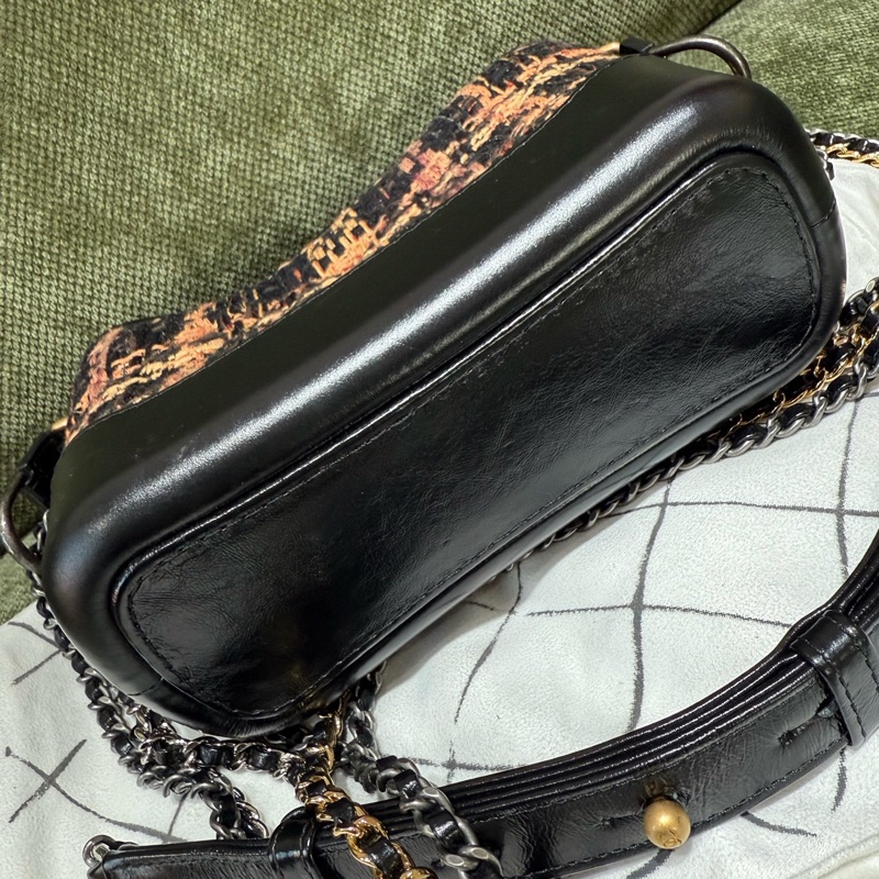Chanel • 經典Gabrielle 黑金毛呢流浪包小號-5