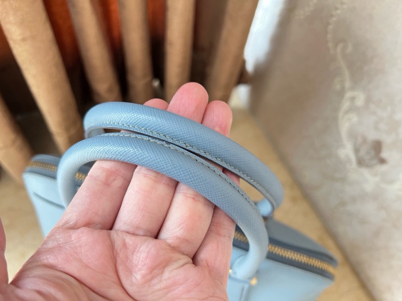 Prada • 經典十字紋牛皮貝殼包 Baby Blue 寶寶藍-5