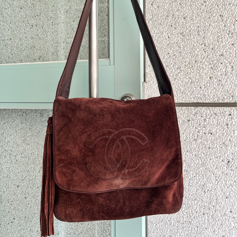 香奈兒 CHANEL 中古老香 可可棕色麂皮側背方包 通勤郵差包 流蘇吊飾-1