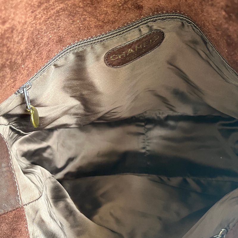 香奈兒 CHANEL 中古老香 可可棕色麂皮側背方包 通勤郵差包 流蘇吊飾-11