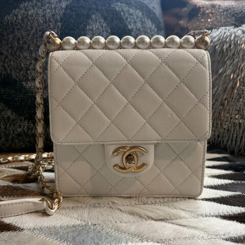 CHANEL 珍珠金釦斜背鏈包 白