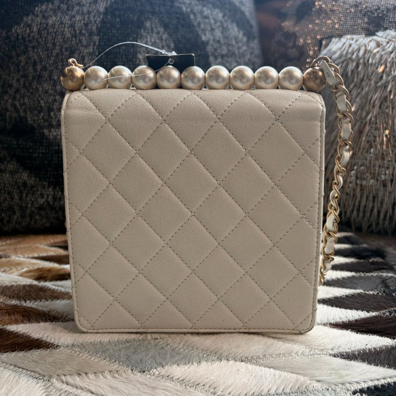 CHANEL 珍珠金釦斜背鏈包 白-1