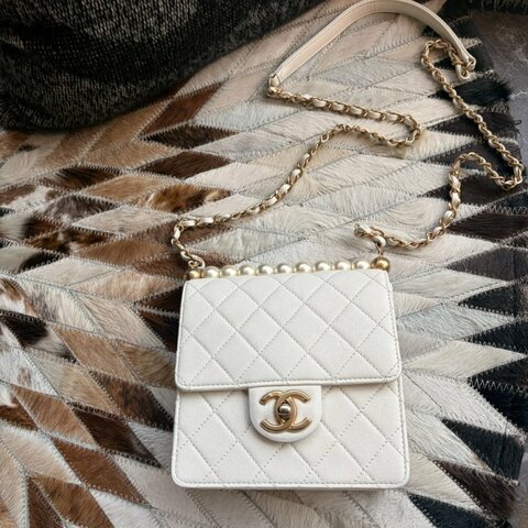 CHANEL 珍珠金釦斜背鏈包 白