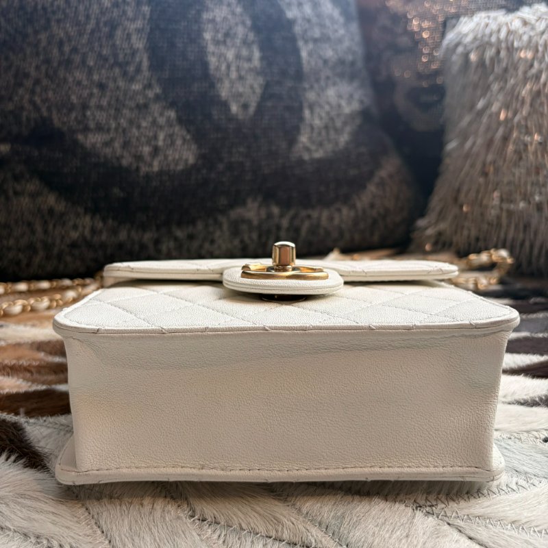 CHANEL 珍珠金釦斜背鏈包 白-4