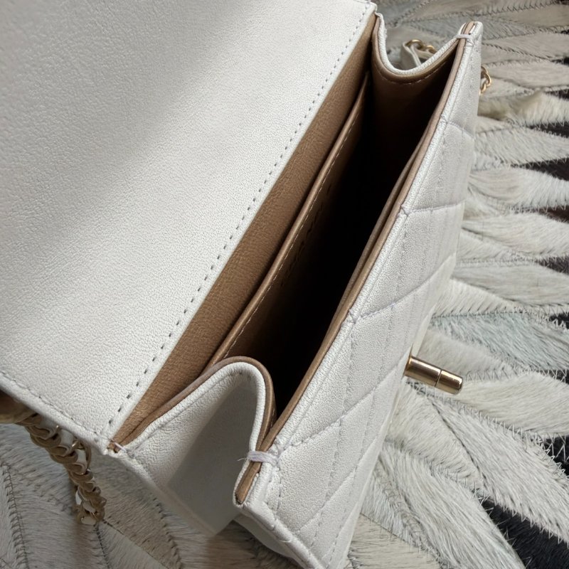 CHANEL 珍珠金釦斜背鏈包 白-5