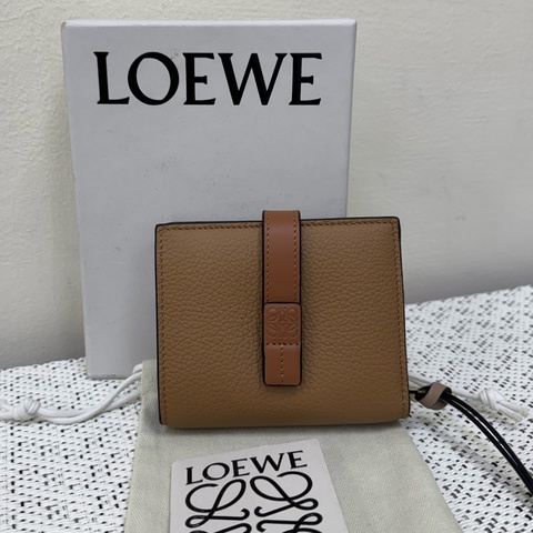 Loewe焦糖棕釦短夾