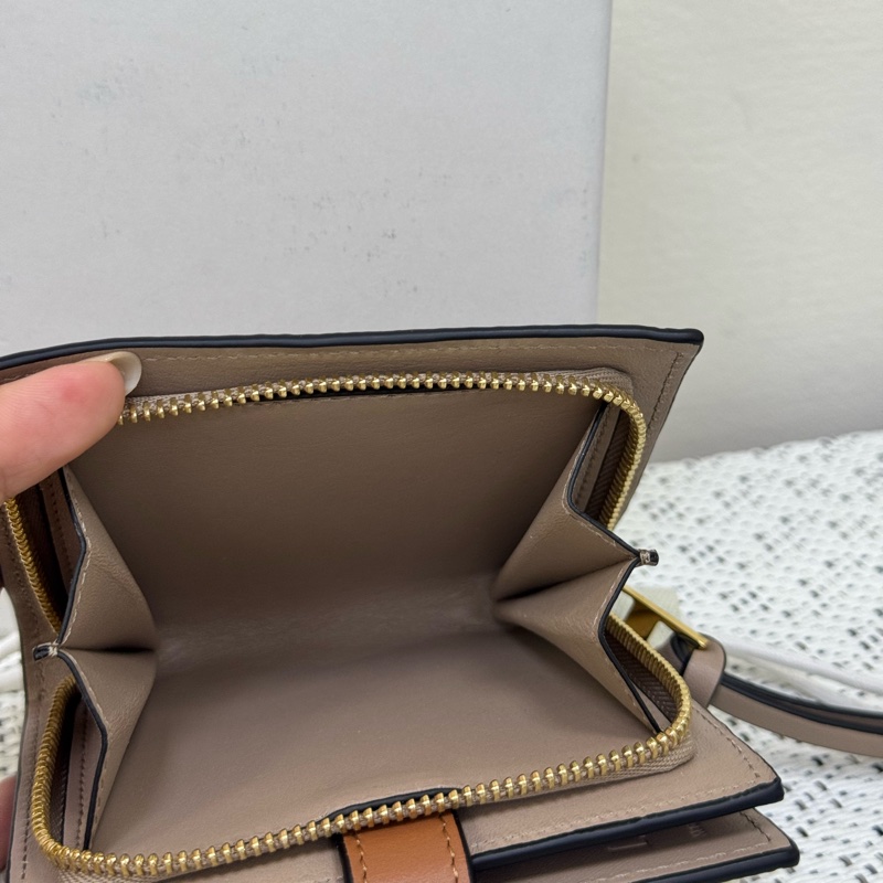 Loewe焦糖棕釦短夾-1