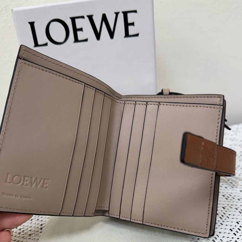 Loewe焦糖棕釦短夾-2
