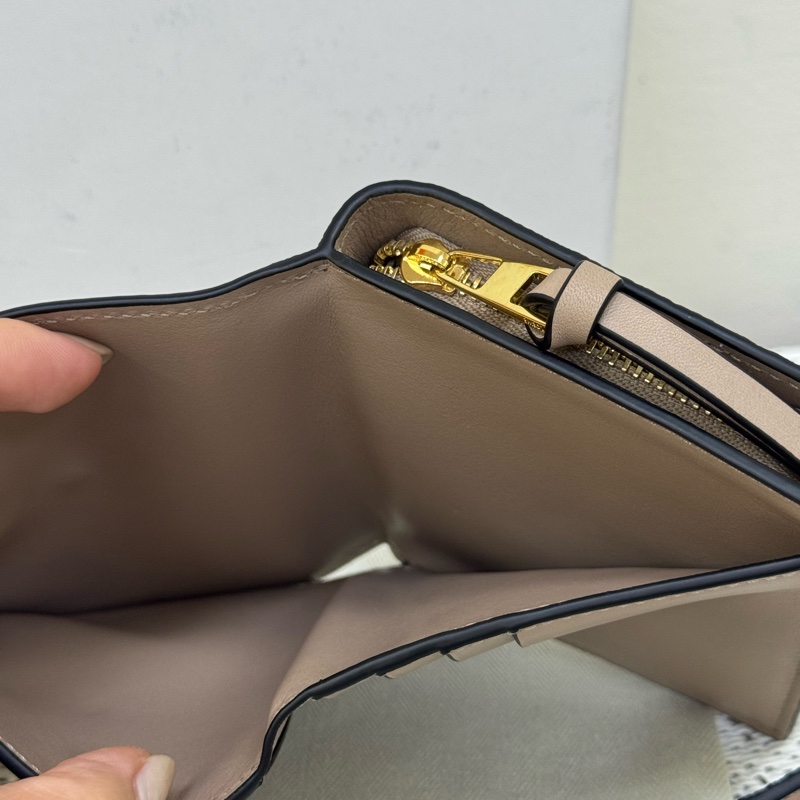 Loewe焦糖棕釦短夾-3