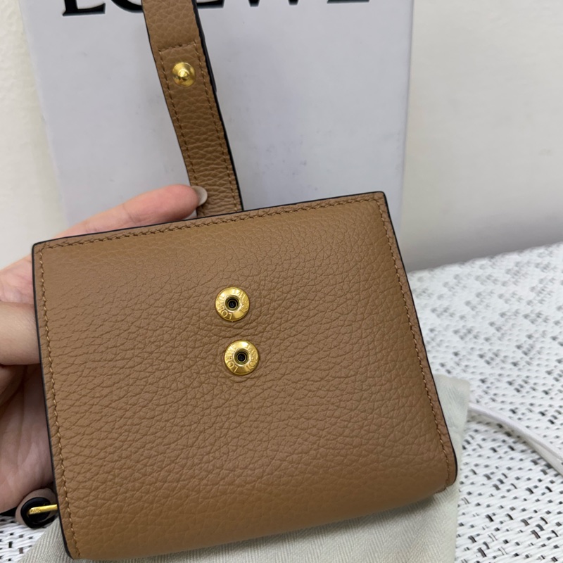 Loewe焦糖棕釦短夾-4