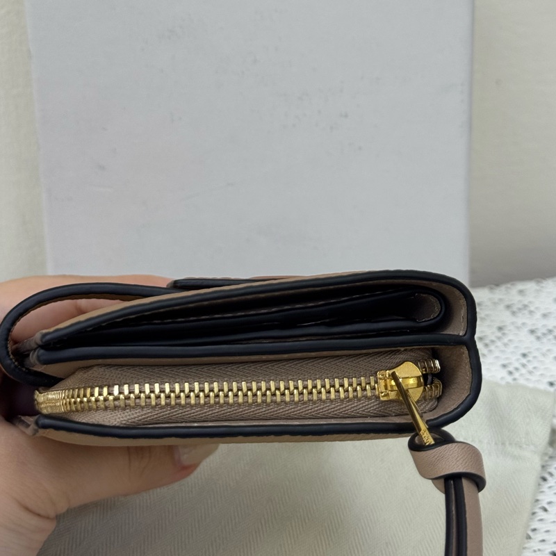 Loewe焦糖棕釦短夾-5