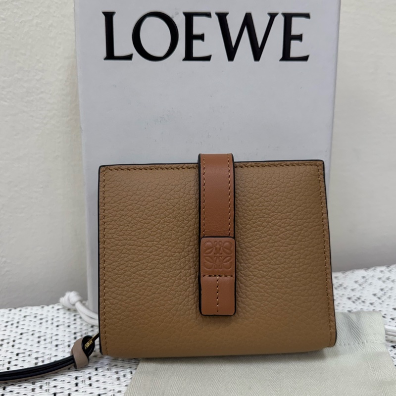 Loewe焦糖棕釦短夾-6