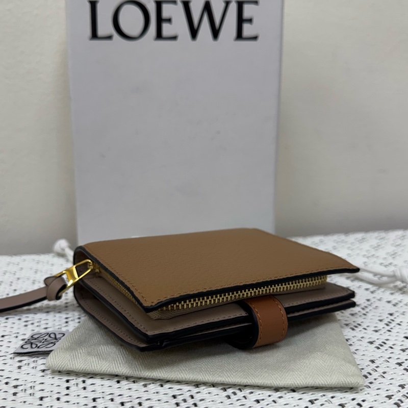 Loewe焦糖棕釦短夾-7
