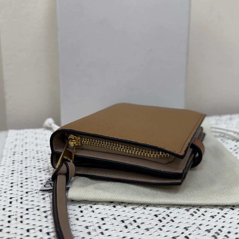 Loewe焦糖棕釦短夾-8