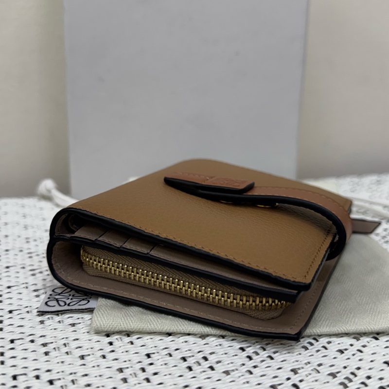 Loewe焦糖棕釦短夾-9