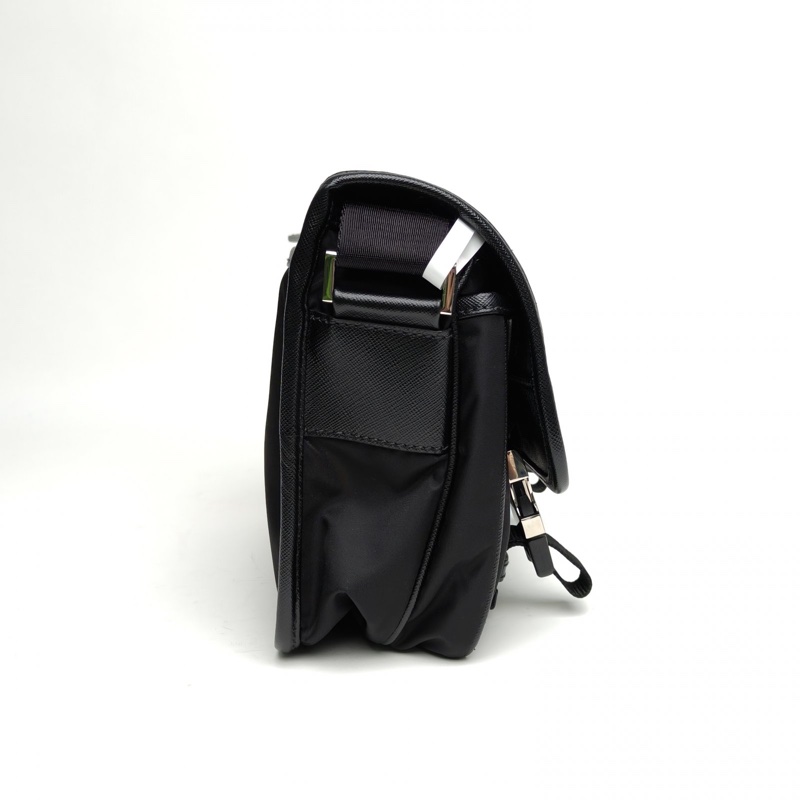 PRADA 黑色尼龍郵差包-1