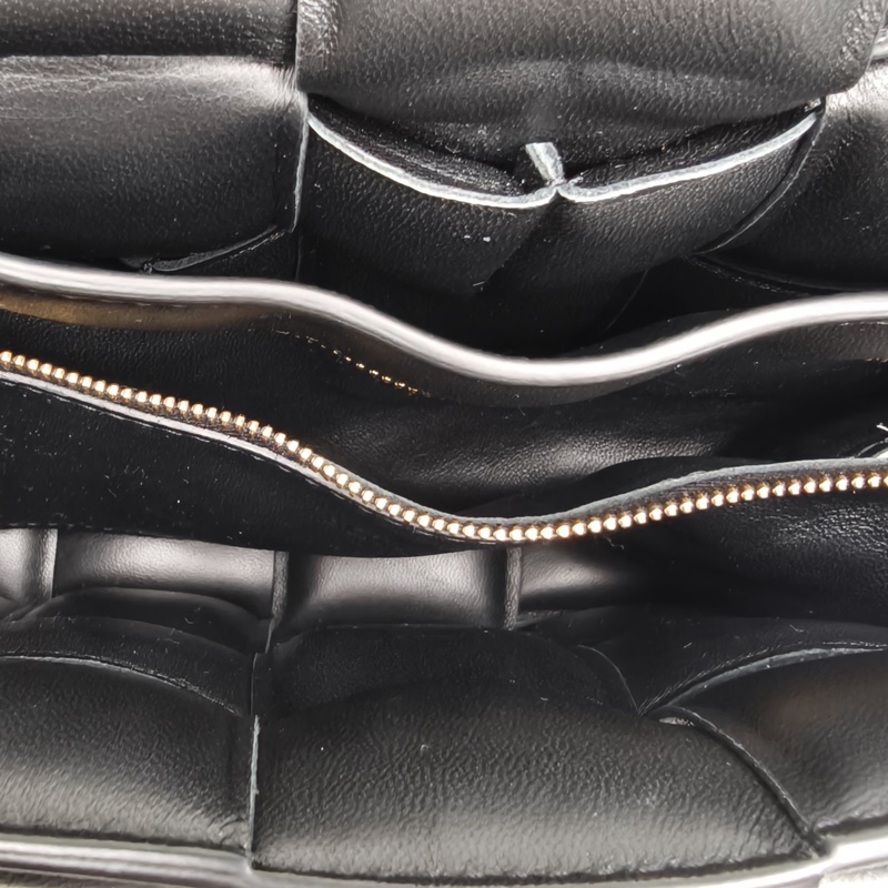 BOTTEGA VENETA CassettePadded加襯中號黑色羊皮-4