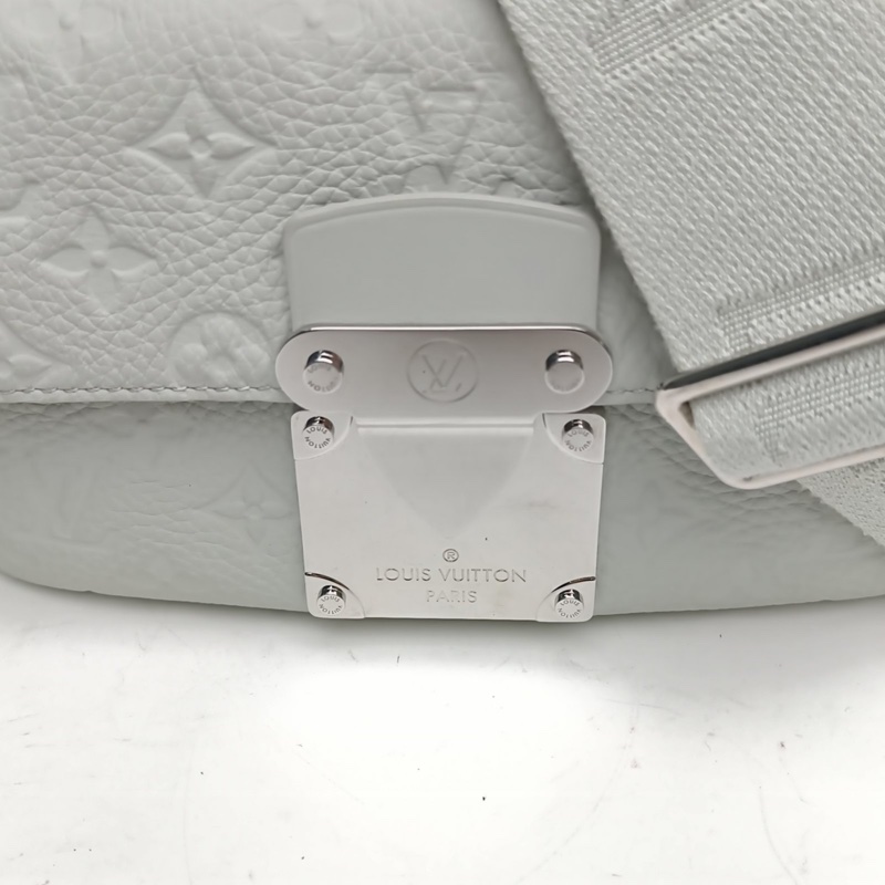 LOUIS VUITTON 灰色牛皮銀扣晶片SLockMessenger郵差包-4