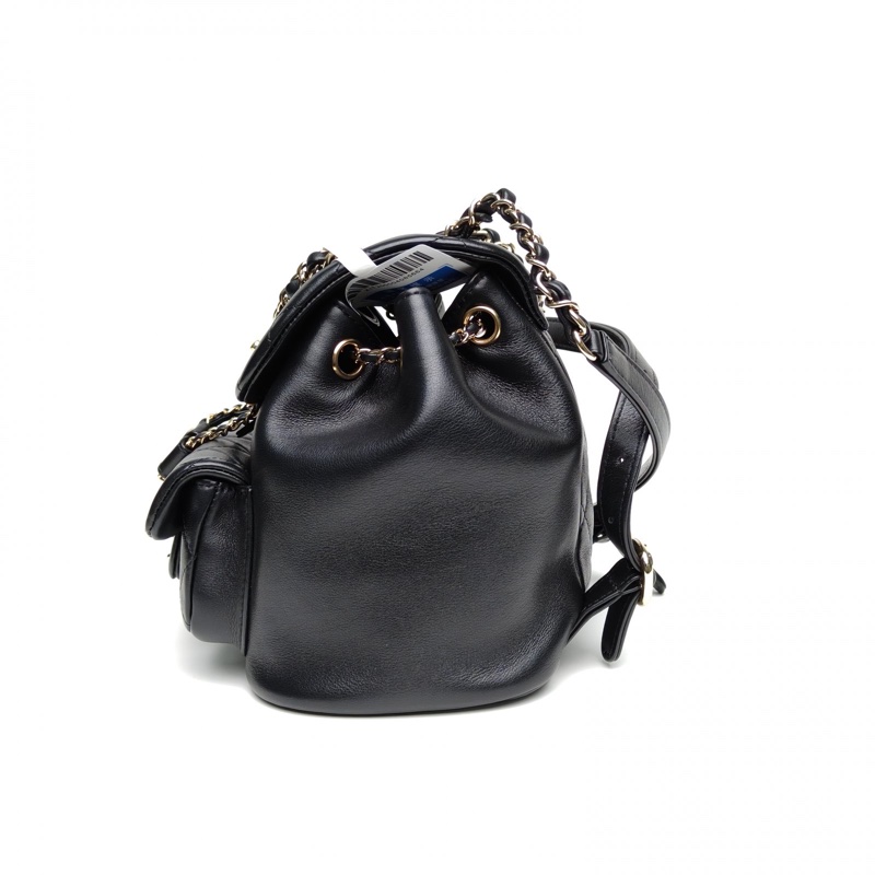 CHANEL Duma抽繩口蓋雙肩包單口袋小號黑色牛皮晶片金扣-1