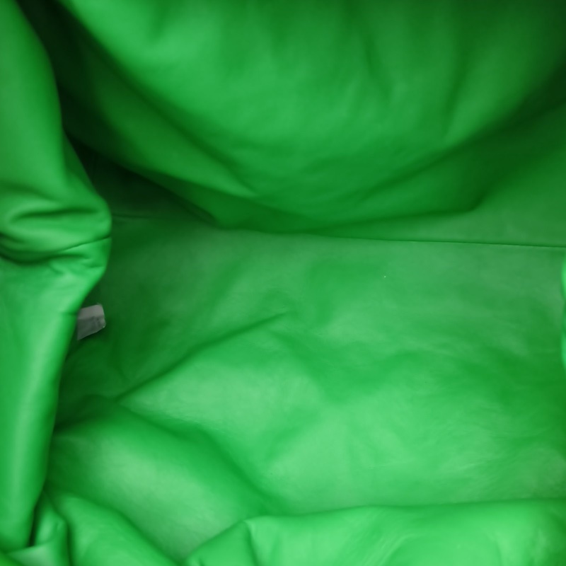 BOTTEGA VENETA Pouch雲朵包手拿包大號40綠色羊皮-4