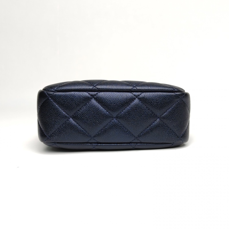 CHANEL 21K相機包寶石藍荔枝牛皮晶片金扣子彈調節扣肩帶-3