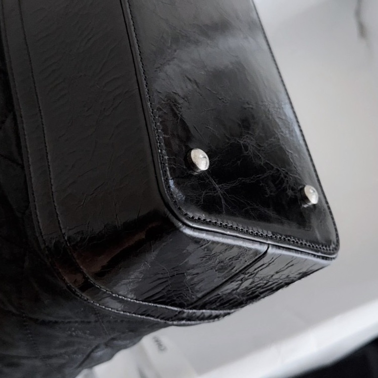 【近新閒置品】Chanel香奈兒 黑色銀扣牛皮黑銀流浪托特包tote-11