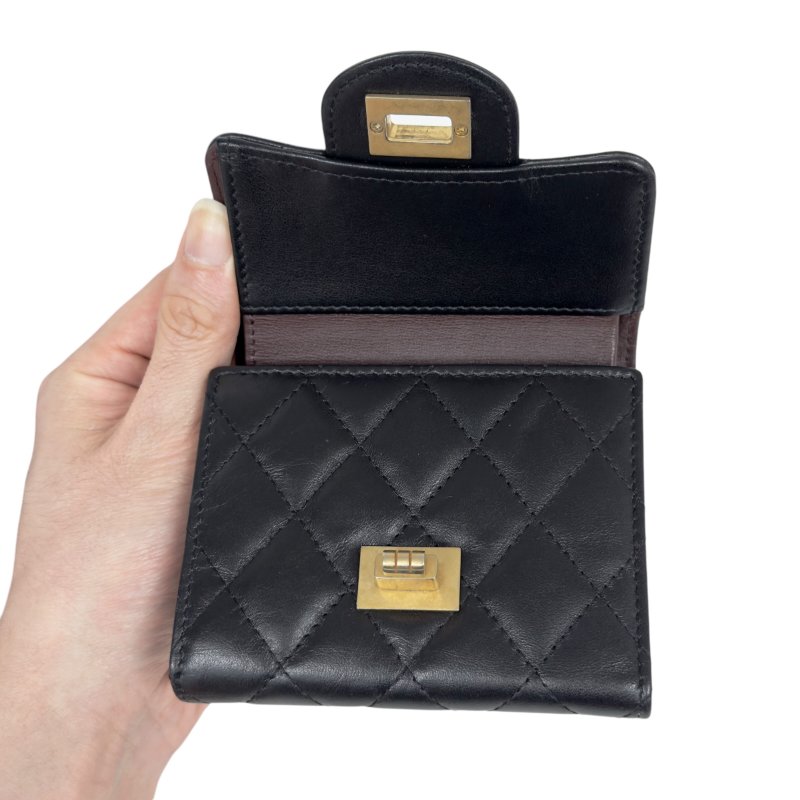 CHANEL 2.55 扭扣 短銀包-16