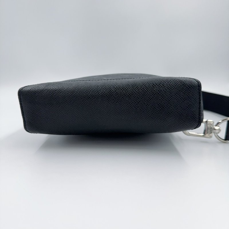 LV黑灰原花Duo銀釦胸口包M30936-2