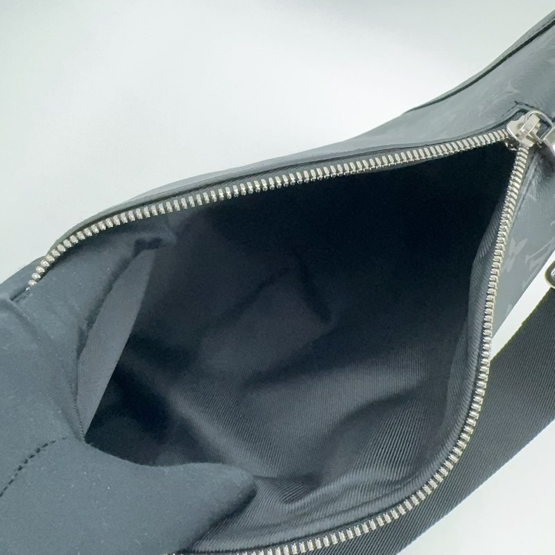 LV黑灰原花Duo銀釦胸口包M30936-5