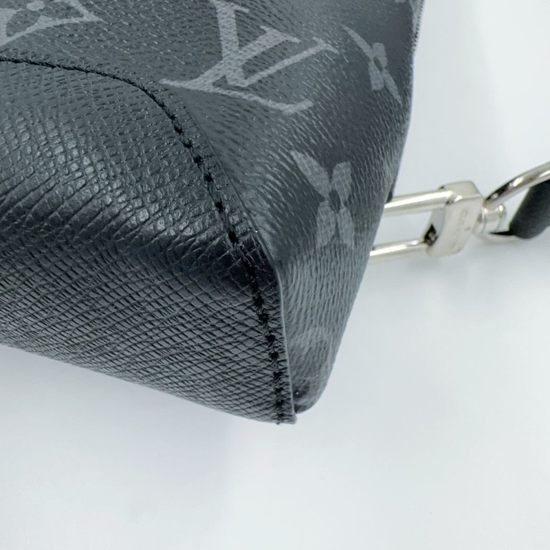 LV黑灰原花Duo銀釦胸口包M30936-6