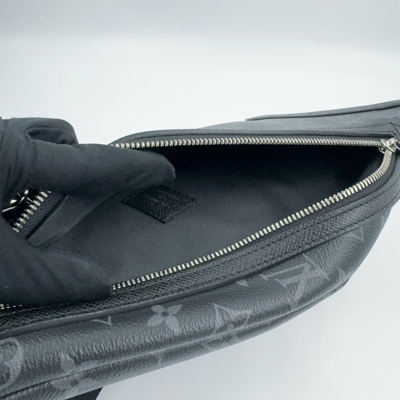 LV黑灰原花Duo銀釦胸口包M30936-10