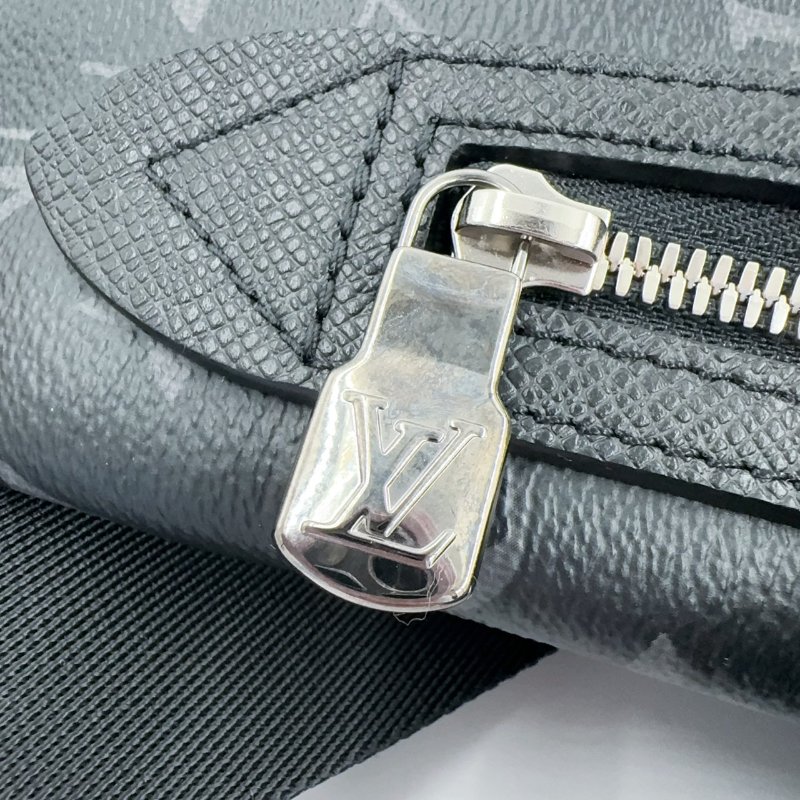 LV黑灰原花Duo銀釦胸口包M30936-11