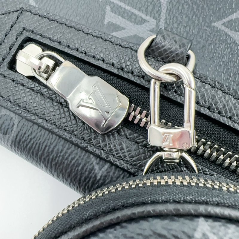 LV黑灰原花Duo銀釦胸口包M30936-13